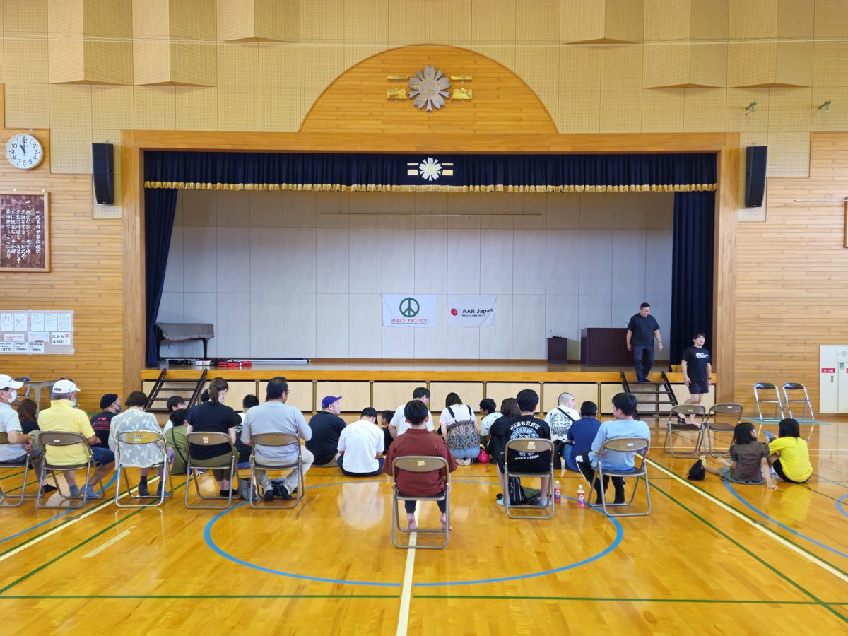 会場となった八代市立第四中学校の体育館。1部・2部あわせて200人が集まりました。