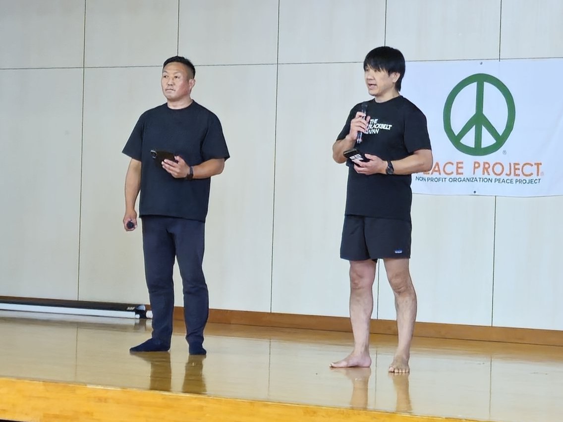 共同で司会進行を務めた緒形健一代表(左)と修斗オフィシャルジム THE BLACKBELT JAPAN 代表・鶴屋浩氏。