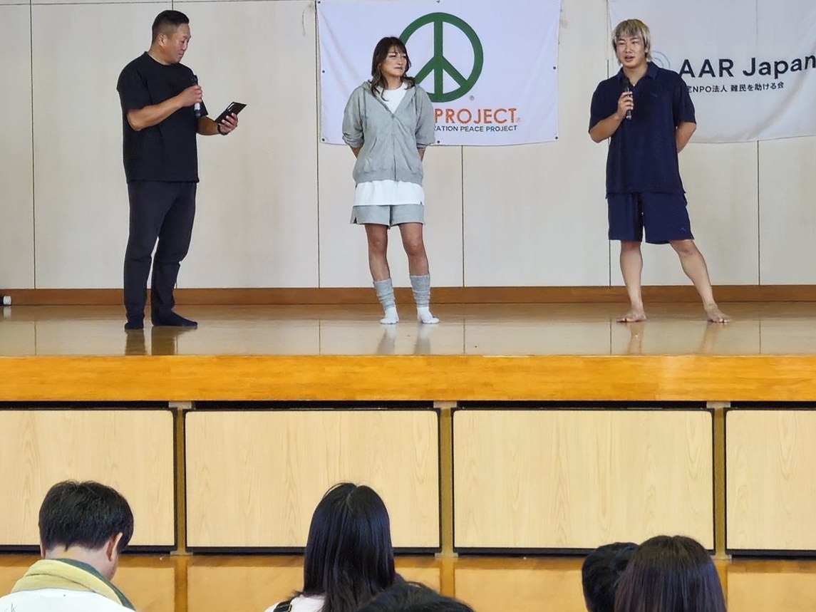 トークショーの様子。司会の緒形代表(左)とRENA選手、鶴屋怜選手。