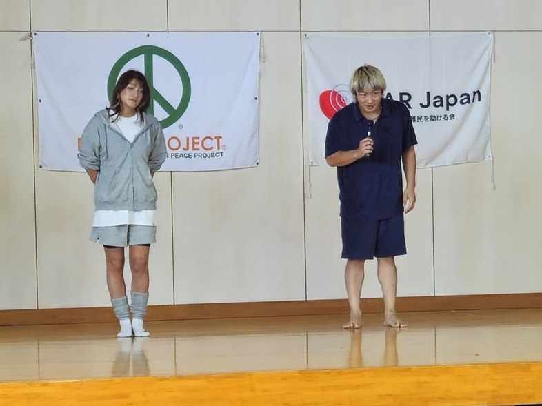 ステージ上のRENA選手と鶴屋怜選手。
