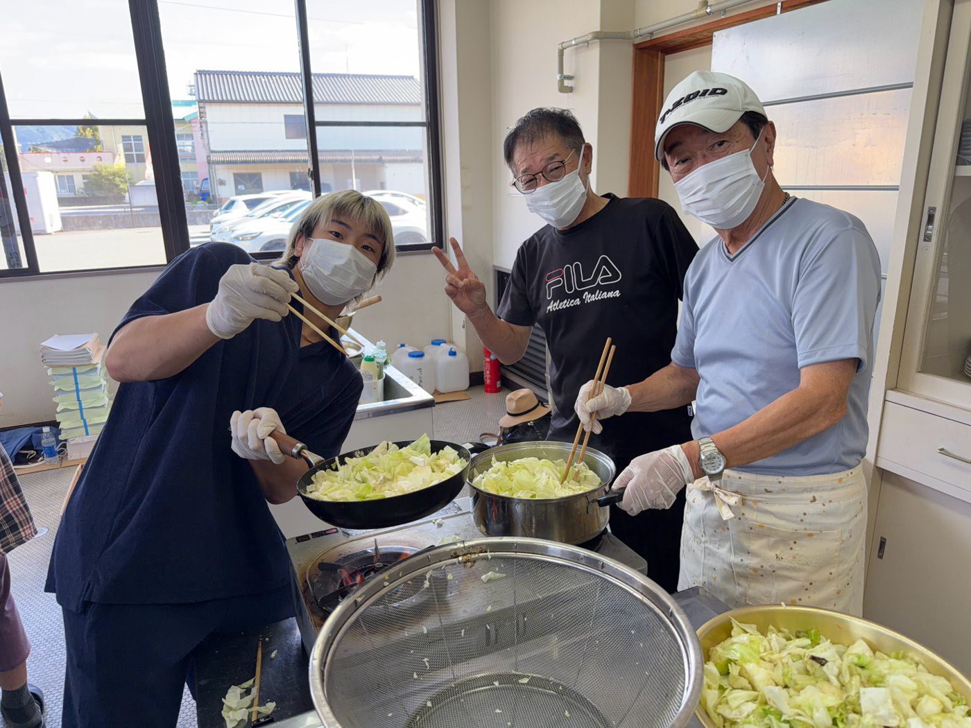 鶴屋浩氏(左)も調理に加わりました。