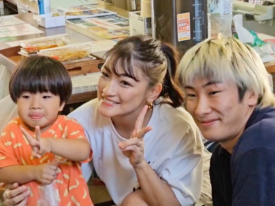 子どもと一緒に記念写真に収まるRENA選手と鶴屋怜選手。