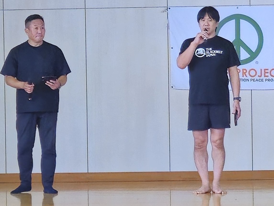 共同で司会進行を務めた緒形代表(左)と鶴屋浩氏。
