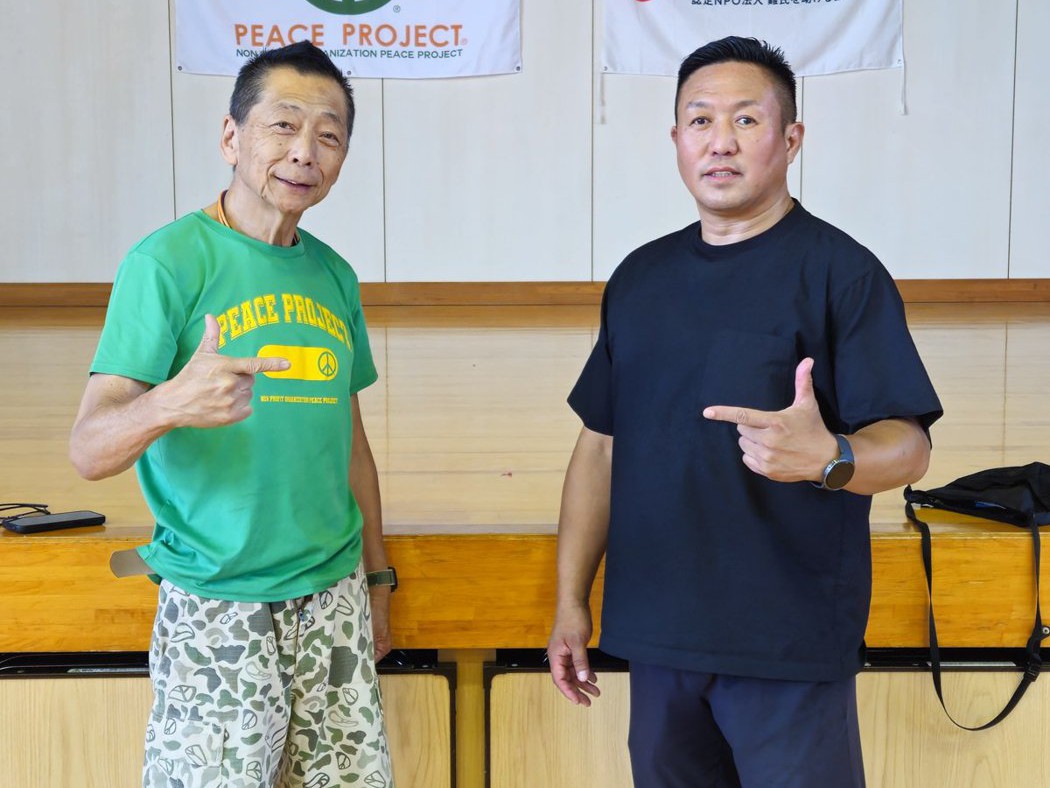 ピースプロジェクト代表・加藤勉氏(左)と緒形代表。