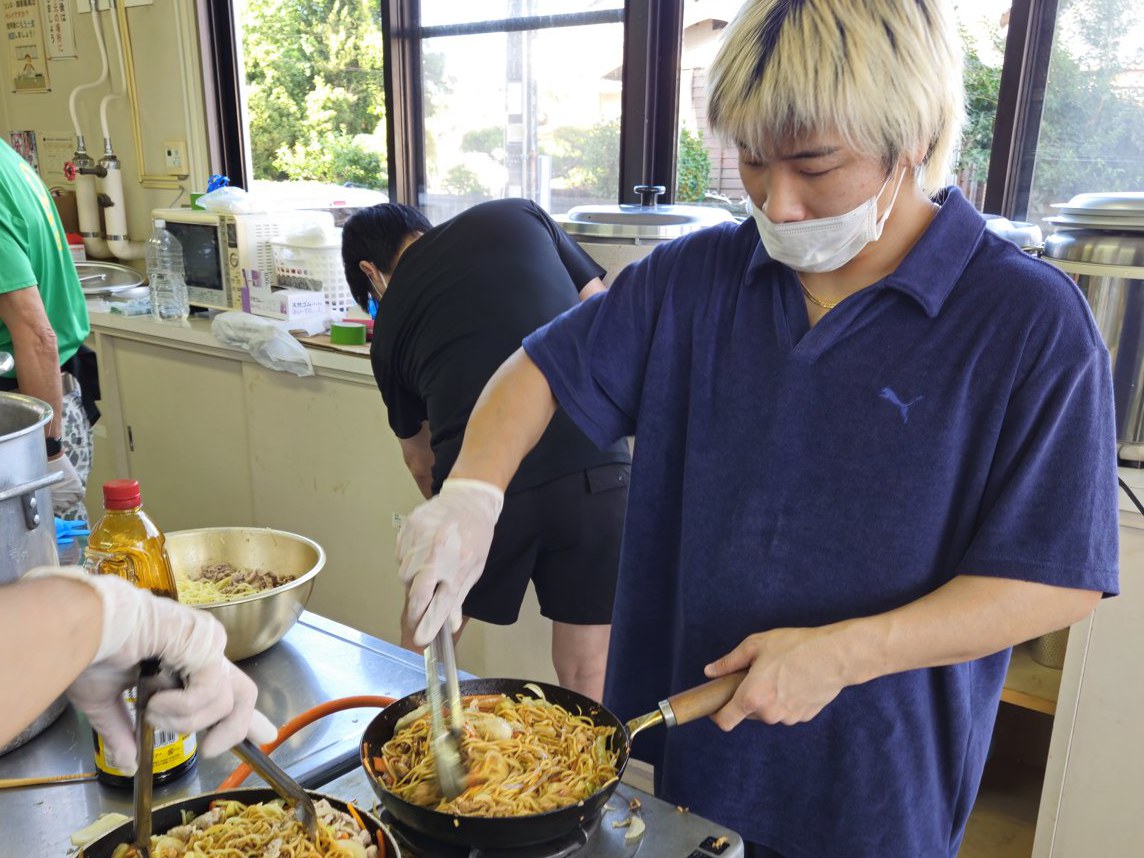 中華鍋で焼きそばを焼く鶴屋怜選手。