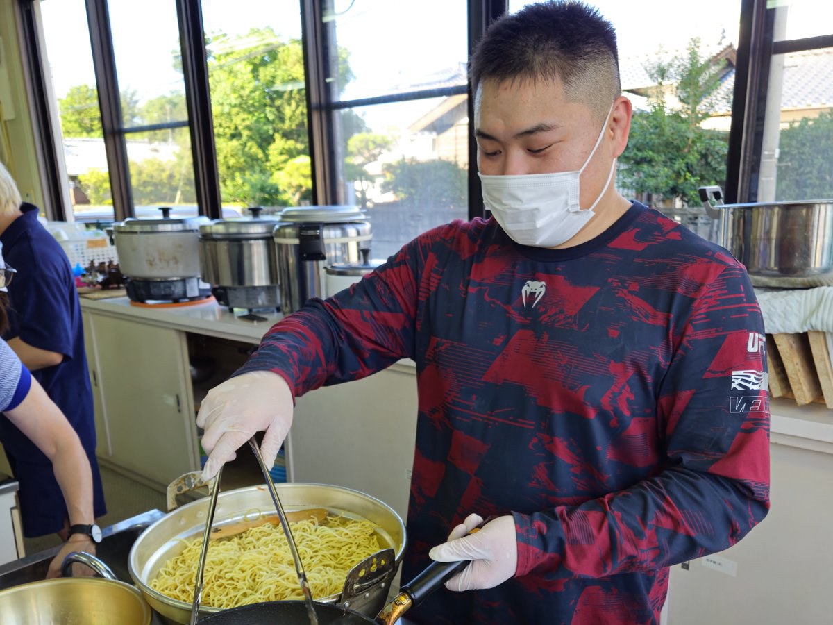 大人数で一気に焼き上げていきます。