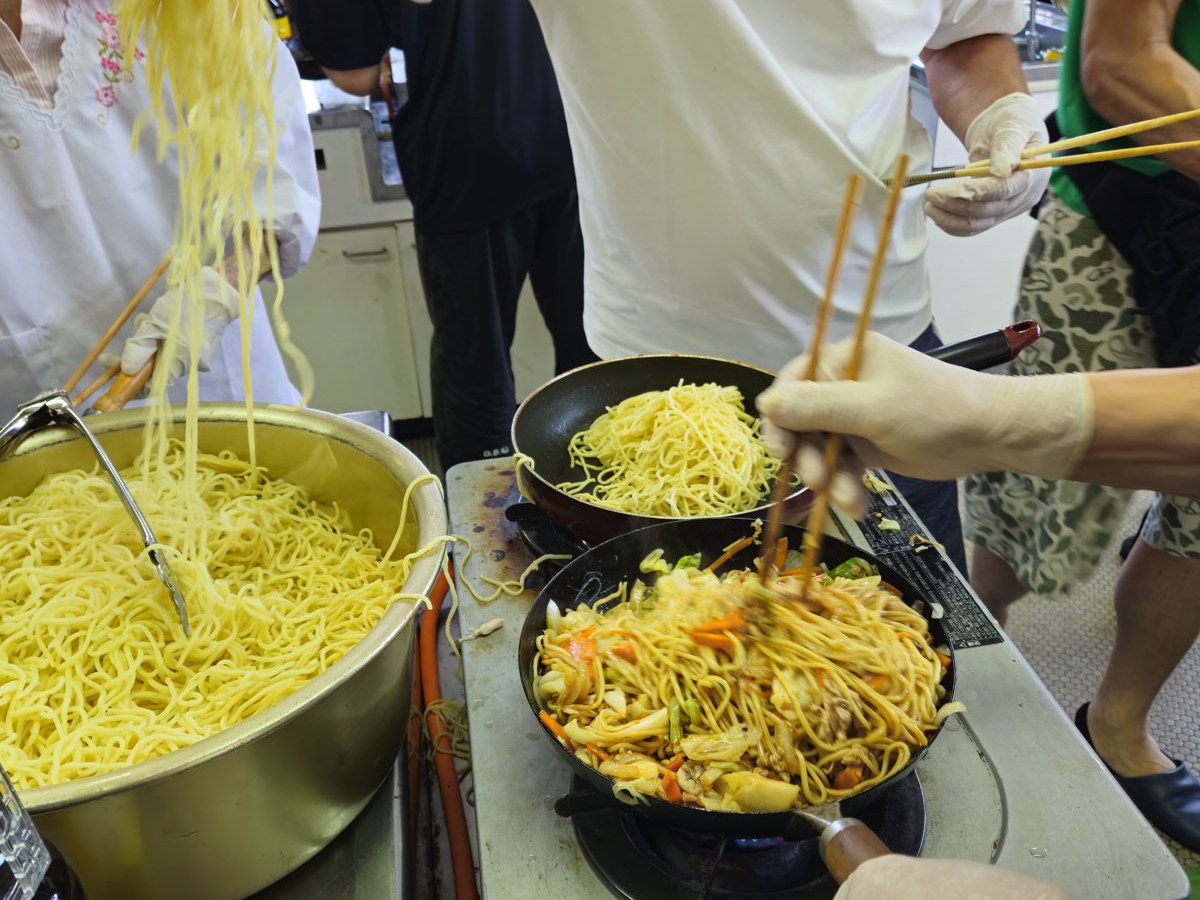 麺と野菜を大鍋で。240食分を予定の時間内に焼き上げました。
