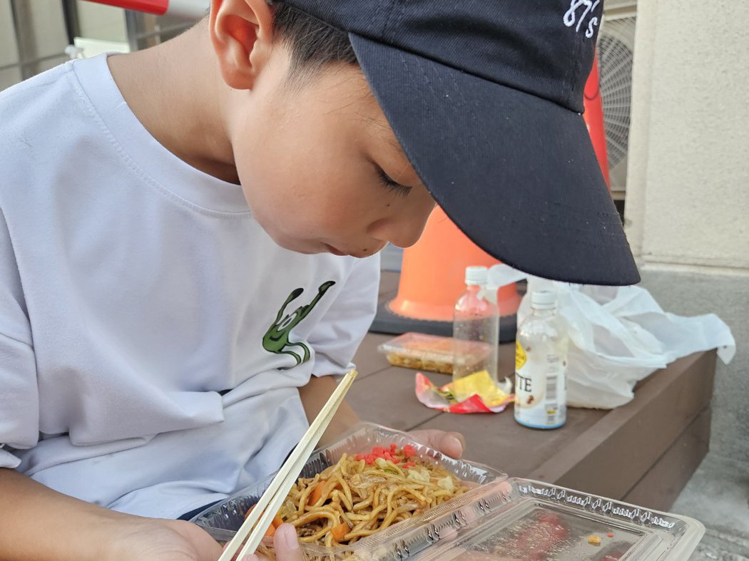 出来上がった焼きそばを食べる姿も。